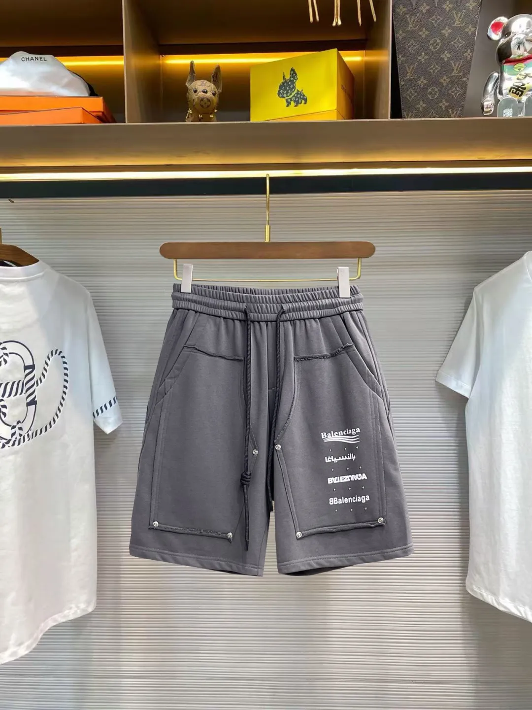 Balenciaga's three-standard complete 2026 summer New Arrival men's casual shorts, advanced custom-made Breathable fabric, Breathable fabric, extremely stretchy and comfortable, impeccable details, top-grade accessories, original logo design concept, delicate and soft feel! The upper body fit is awesome! Size: M-XXXL Please state your height and weight when ordering